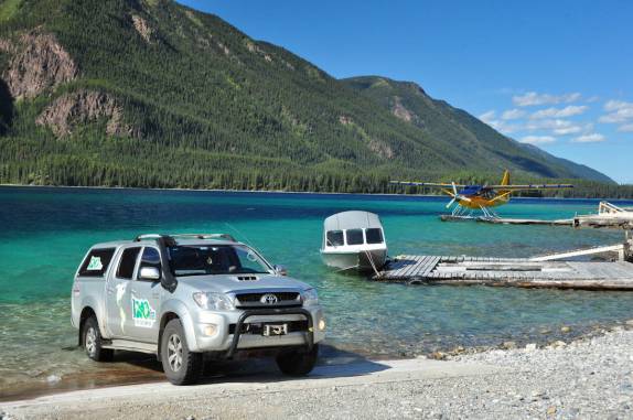 Fiona resolve se refrescar na água gelada e aproveita para posar ao lado de um barco e um hidroavião, em lago ao longo da Alaska Highway, na British Columbia, no Canadá